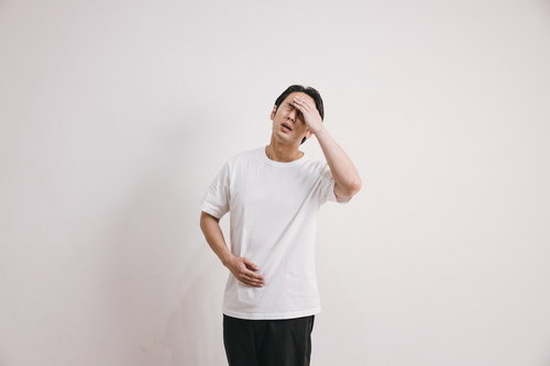 頭が割れるように痛い男性の体調不良