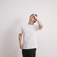 偏頭痛持ち男子のつらい瞬間の写真