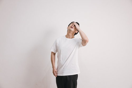 偏頭痛持ち男子のつらい瞬間