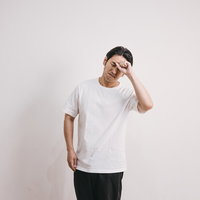 頭痛に苦しむ男性（室内）の写真