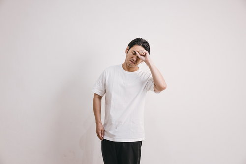頭痛に苦しむ男性（室内）