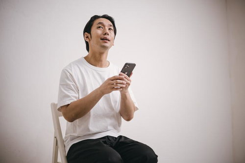 再就職を希望するアラフォー男子がスマホで情報確認