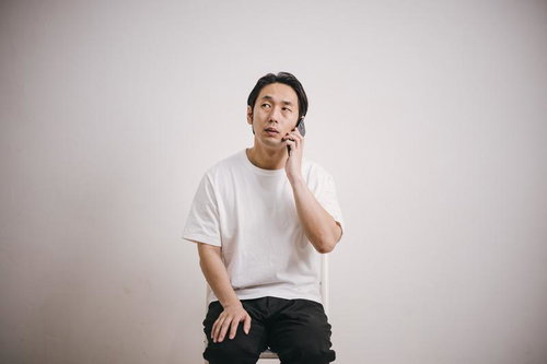 アルバイトの面接を電話で申し込む男性の通話