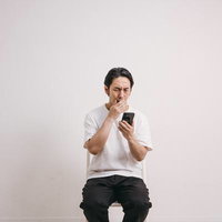 引き出し停止で出金できない男性の驚きと困惑の写真