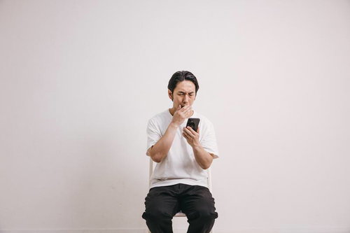 引き出し停止で出金できない男性の驚きと困惑