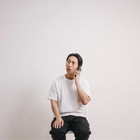 お客様サポートにかけても繋がらないで困る男性の写真