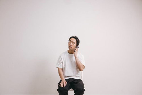 うわのそらで電話中の男性