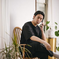 納期遅れに鬼詰めするプロデューサー男性の怒りと報連相の写真