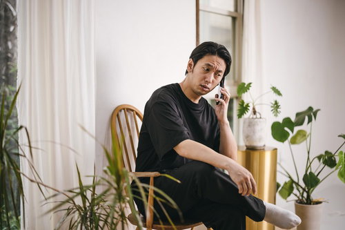 納期遅れに鬼詰めするプロデューサー男性の怒りと報連相