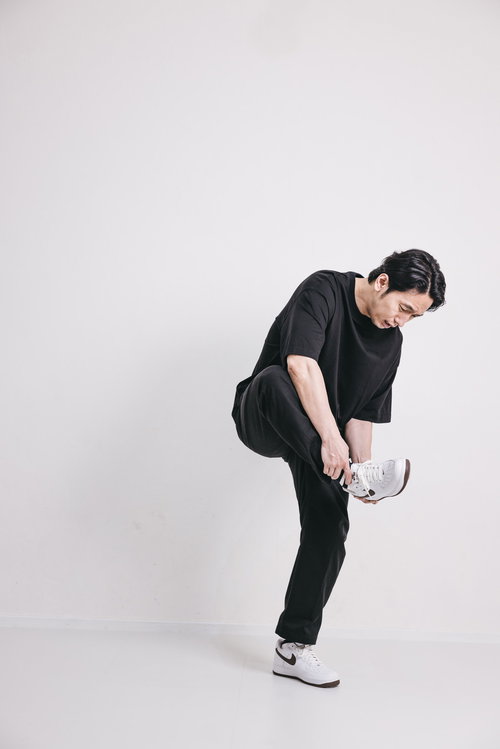 おろしたてのスニーカーの靴底でガムを踏んでしまった男性