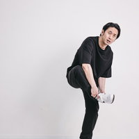 右足首を捻ってしまった男性の痛そうな表情の写真