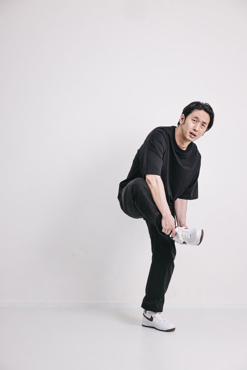 右足首を捻ってしまった男性の痛そうな表情