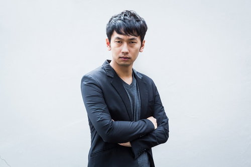 ラーメン屋の店主に憧れ腕組ポーズをする脱サラ男