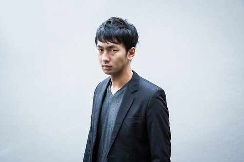 斜に構えてハッスルする男性（合コン5分前）