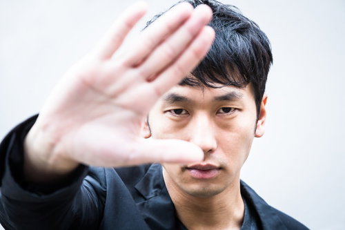 右ストレートを片手でガードする元ボクサー