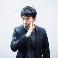 往年のギャグ「アイーン！」を披露後間違いを指摘され照れる男性の写真