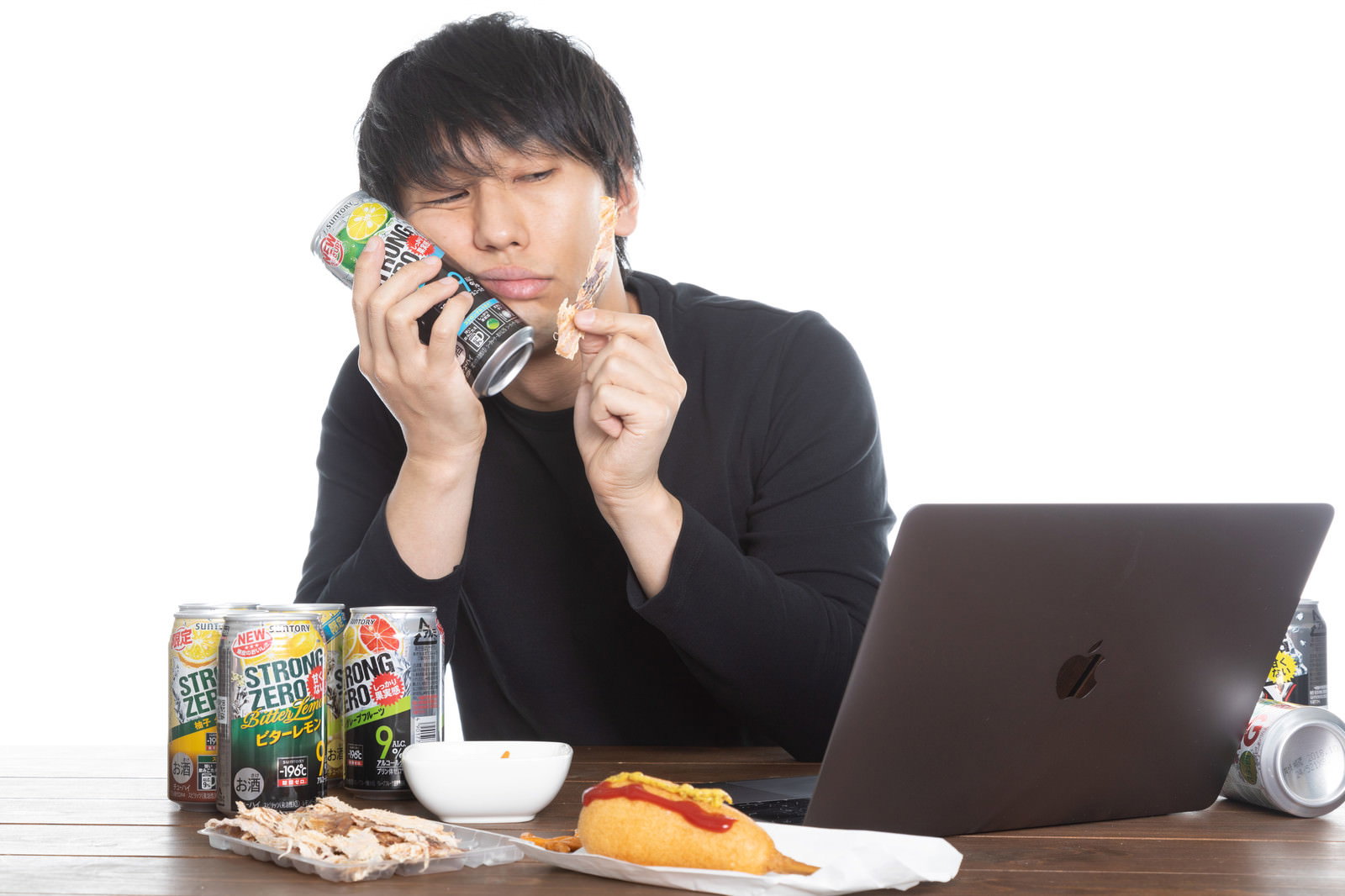 リモート飲み会で一人ぼっちになってしまった男性がストロングゼロを飲んでいる様子［モデル：大川竜弥］