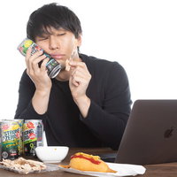 リモート飲み会を主催したのに参加者ゼロ、一人でストロングゼロを飲む男性の写真