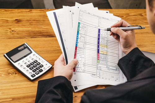 確定申告書をチェックする男性