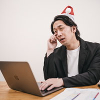 入力作業が終わらないクリぼっちさん（40）の写真