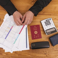 年末調整と確定申告の書類作りと経理業務の実務風景の写真