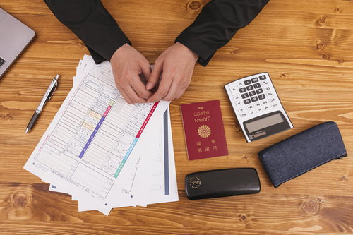 年末調整と確定申告の書類作りと経理業務の実務風景