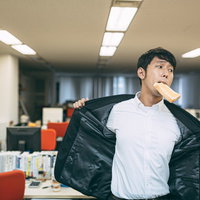 出勤途中、パンを咥えて誰かがぶつかってくることを待つ男性の写真