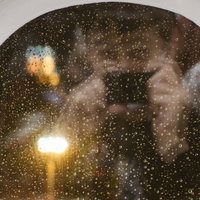 鏡越しの自撮りをするインスタ映え狙い男性の写真