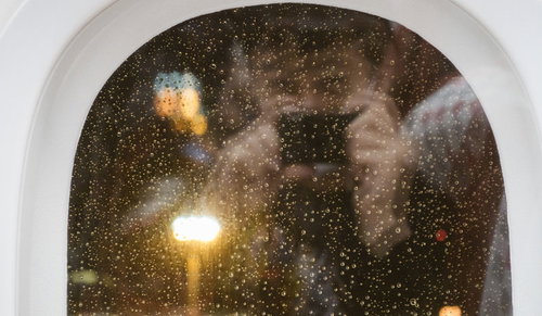 鏡越しの自撮りをするインスタ映え狙い男性