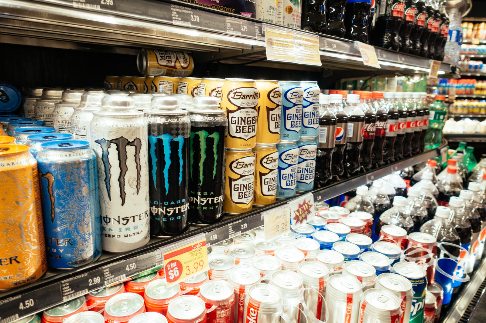 海外の店舗で色とりどりの缶飲料とペットボトルが陳列されたドリンクコーナー