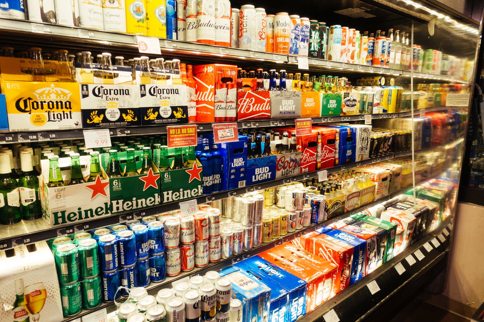 スーパーの商品棚に陳列された多種多様なビールのパッケージ