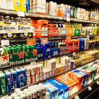 パッケージデザインがポップな外国製ビール棚の写真
