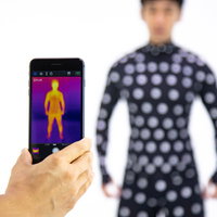 採寸ボディースーツをサーモグラフィーカメラで撮影するガジェット系ブロガーの写真