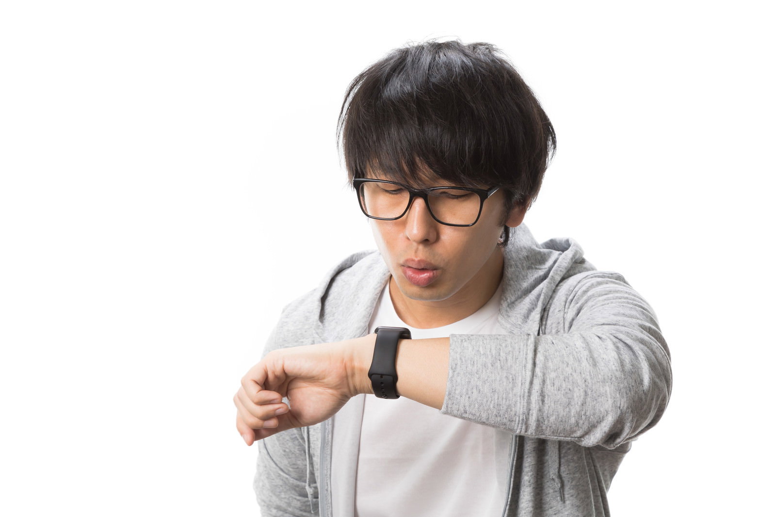スマートウォッチに話しかけるメガネの男性［モデル：大川竜弥］