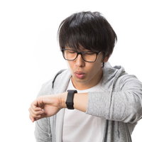 SiriにモーニングコールをApple Watchで頼む男性の写真