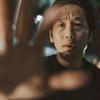 カメラを拒否する男性（マスゴミ撃退）の写真