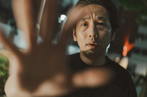 この人体調が急に悪くなってしゃがんでいる私に「大丈夫ですか？」って言って身体に触ろうとしてきたんです