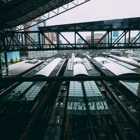 見下ろす大阪駅のホームと線路、停車中の電車の写真