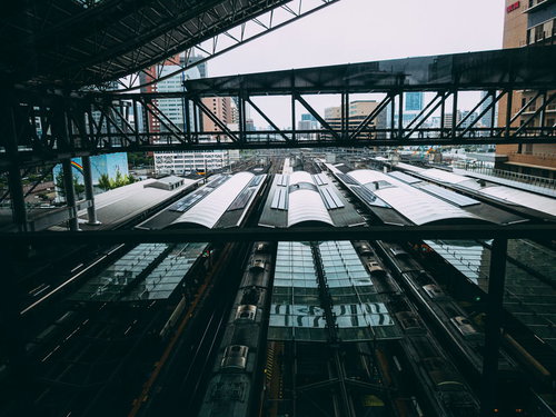 見下ろす大阪駅のホームと線路、停車中の電車