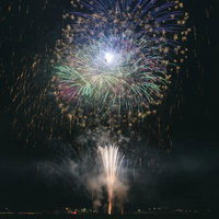 大玉夏祭りの花火大会、田んぼから望む打ち上げ花火の写真