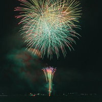 おおたま夏祭りの打ち上げ花火が夜空で炸裂する瞬間の写真