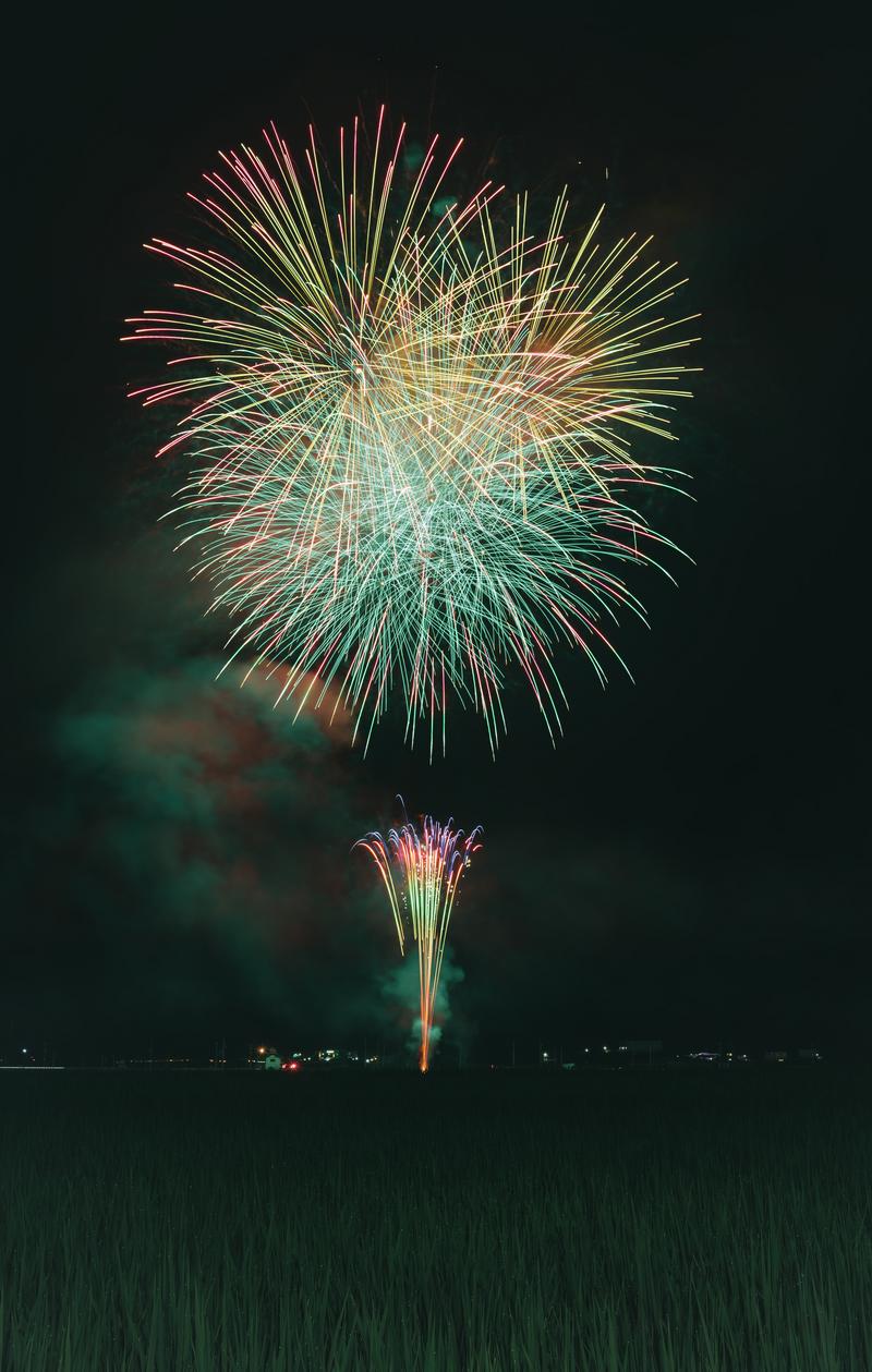福島県大玉村のおおたま夏祭りで夜空に炸裂する大玉花火。緑や赤など色とりどりの火が放射状に広がっている