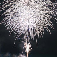 田んぼのど真ん中から打ち上げる「おおたま夏祭り」の花火大会の写真