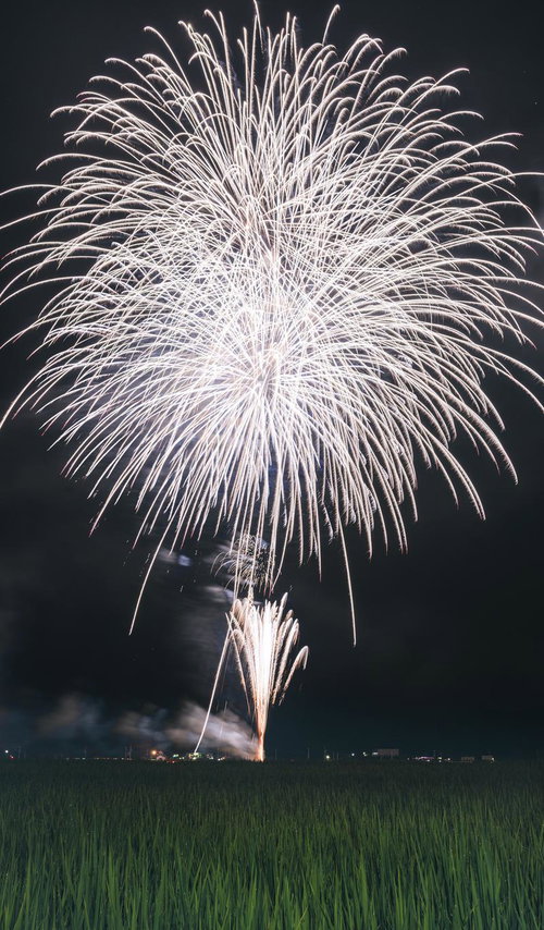 田んぼのど真ん中から打ち上げる「おおたま夏祭り」の花火大会