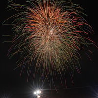 大玉村花火大会の夜空に咲く光の舞 赤黄緑青紫の火花が放射状に広がるの写真