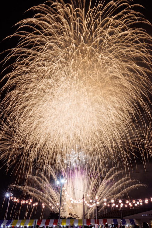 大玉村夏祭り 金色にきらめく打ち上げ花火