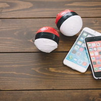 紅白ボールとスマホを持って冒険に出かけようの写真