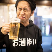 今年も一年お疲れさまでしたの一杯、ビールで乾杯する男性の写真
