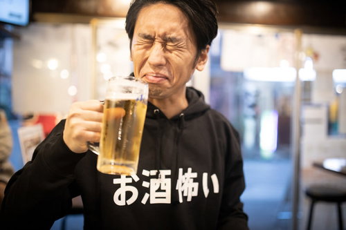 今年も一年お疲れさまでしたの一杯、ビールで乾杯する男性