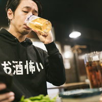 炎上していくらお酒を飲んでも気がかりな男性の写真